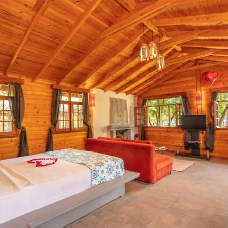 The Bay Club Otel